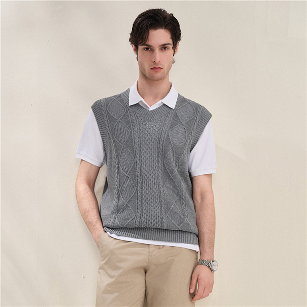 V-neck lightweight cable knit sweater vest | GIORDANO Online Store