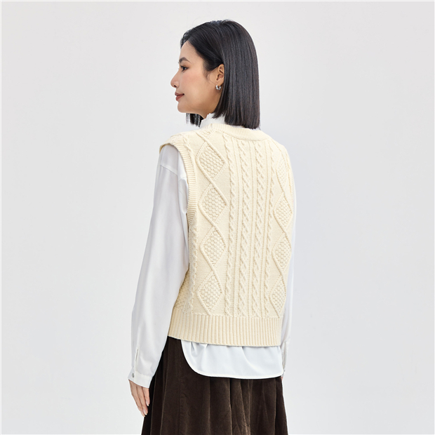 V-neck cable knit button-front sweater vest | GIORDANO