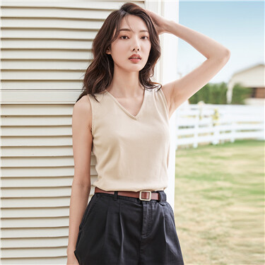 V-neck solid color sleeveless tee