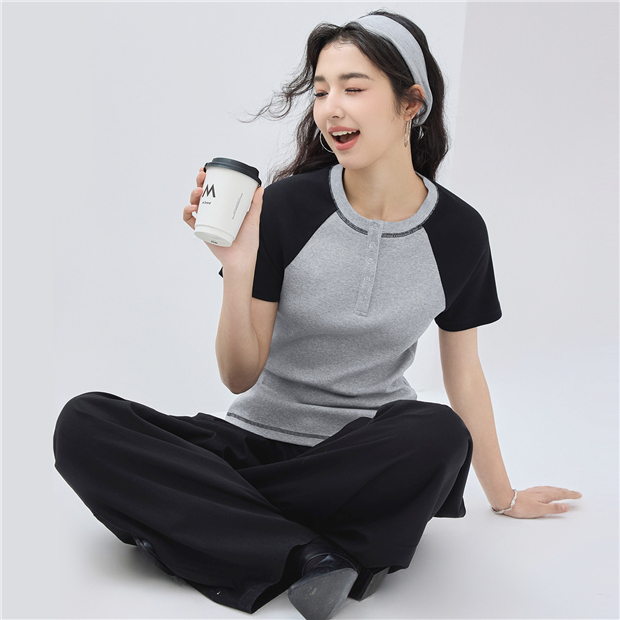 Henley neck two-tone raglan sleeve tee | GIORDANO Online Store