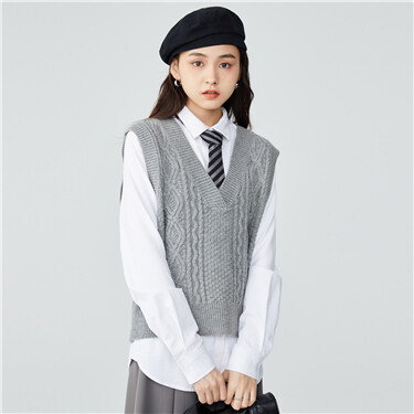 Cable-knit v-neck sleeveless sweater